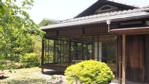 古民家カフェユキノシタ▪️鎌倉雪の下 ▪️縁側席🐶🆗 鶴岡八幡宮そばの古民家カフェ。 カフェサカノシタと同経営でスタッフさんもお店にいました。 古箪笥をテーブルとして使用したり