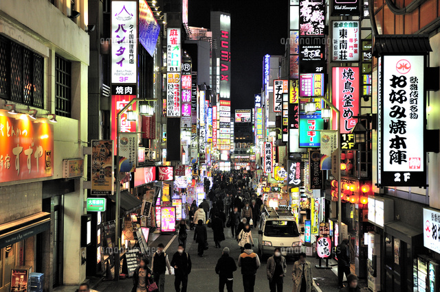 歌舞伎町の入り口で人々を迎える街のシンボル 「歌舞伎町一番街アーチ」歌舞伎町文化新聞