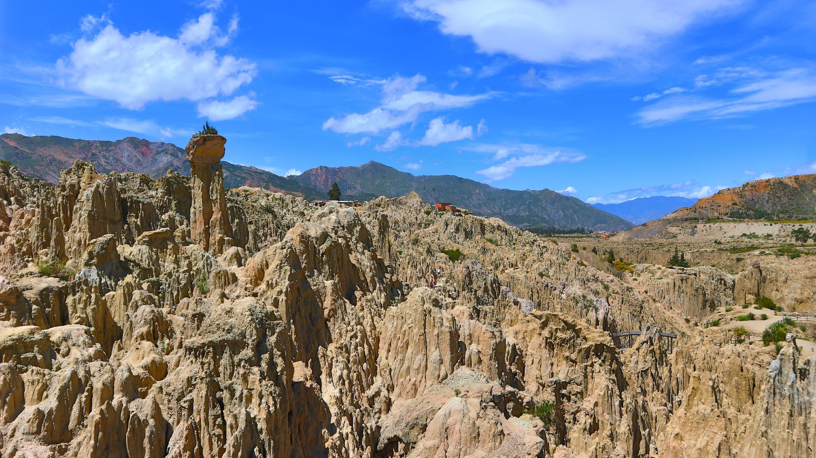 ボリビアの首都ラパスの有名な観光スポットを訪れる