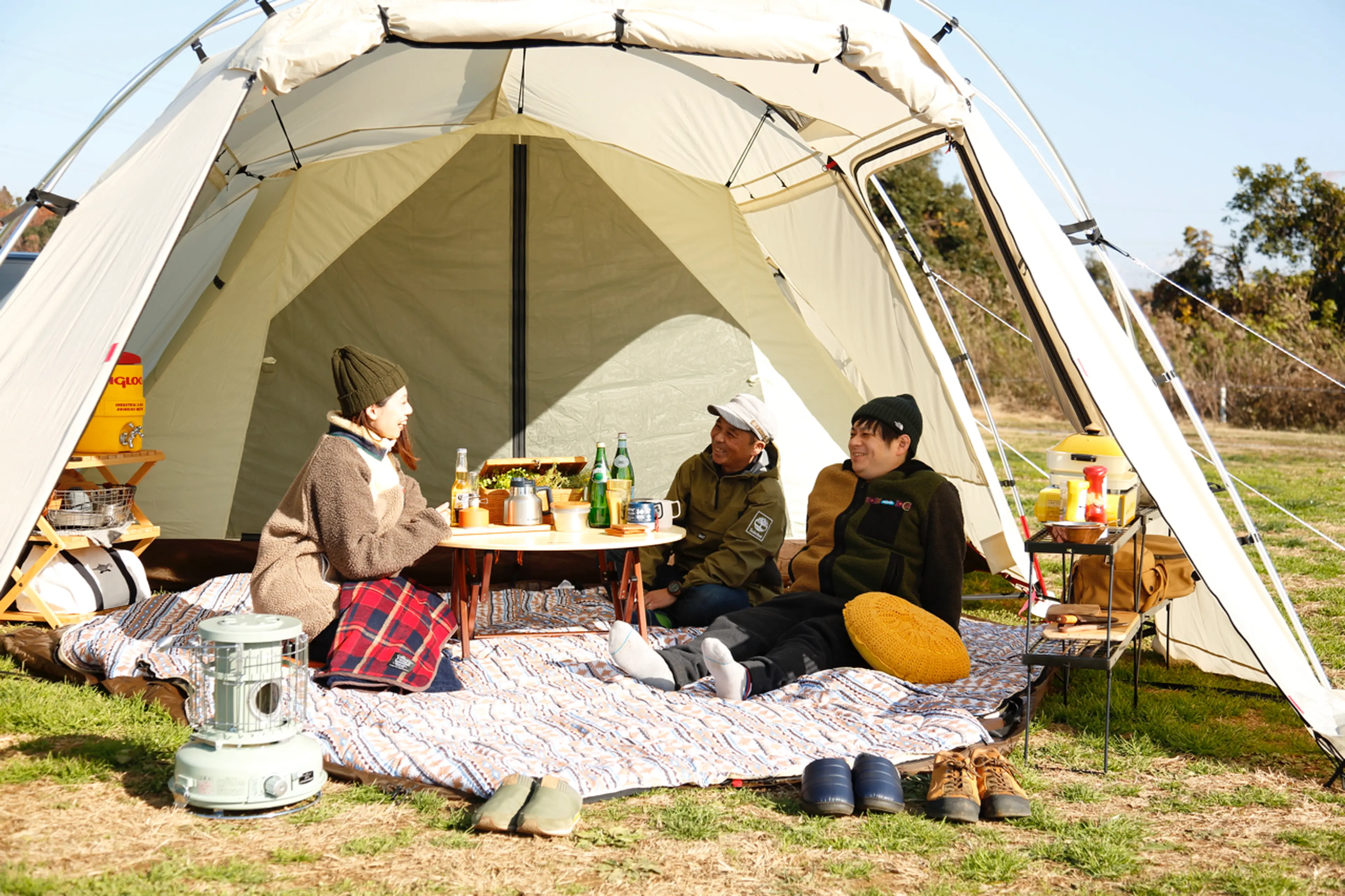 お座敷スタイルで冬キャンプはここまで快適になる！見た目も心地良いサイト作り実践 – キャンプクエスト