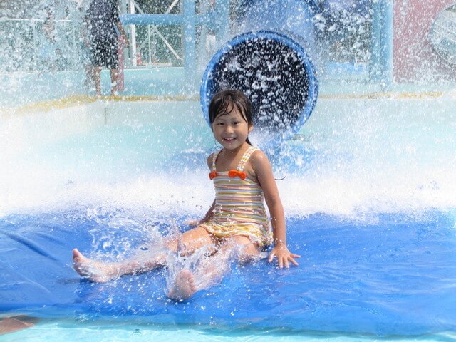 夏のイラストNo.169『ウォータースライダー』 無料のフリー素材集 花鳥風月