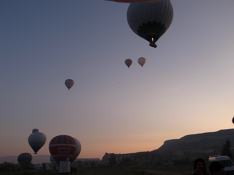 熱気球で空へ。カッパドキアで念願のバルーンツアーに参加 トルコ旅行記・4日目気球編おしゃキミブログ