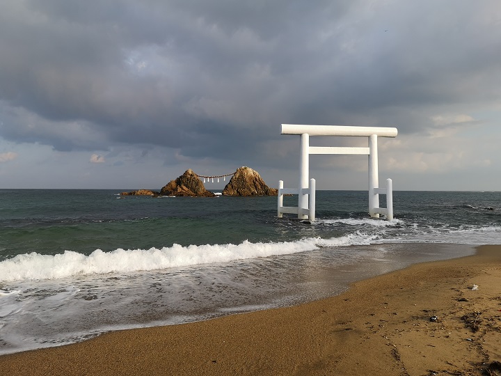 9月中旬に片側車線のみ通行再開へ 観光地・糸島「サンセットロード」がけ崩れで一部通行止め 完全復旧はメド立たず