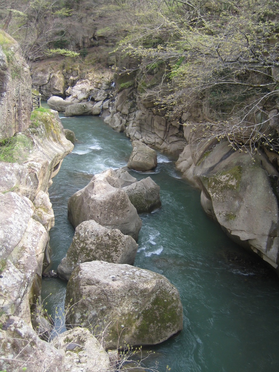 秋保グランドホテルから徒歩わずか２分。 名取川が両岸の絶壁を削り取るかのように流れ、 鋭い角をもつ巨岩が迫りくる磊々峡 らいらいきょう