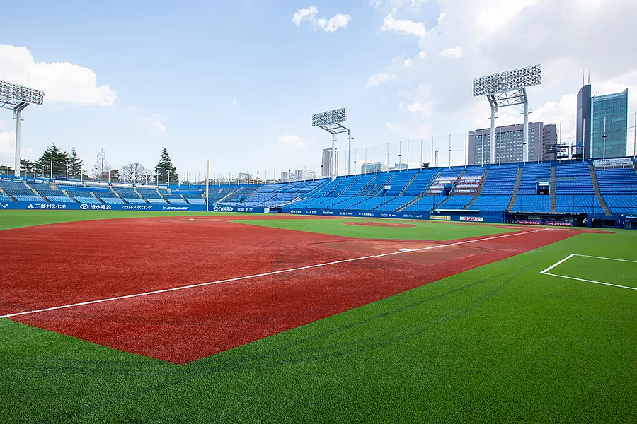 人工芝野球場の張替を進めています まずは使い終わった古い人工芝を剥がして、 関連法案に従いながら産業廃棄物として処分していきます 約8000m2の人工芝は剥がして丸めると、こんなに大きい山になるんです