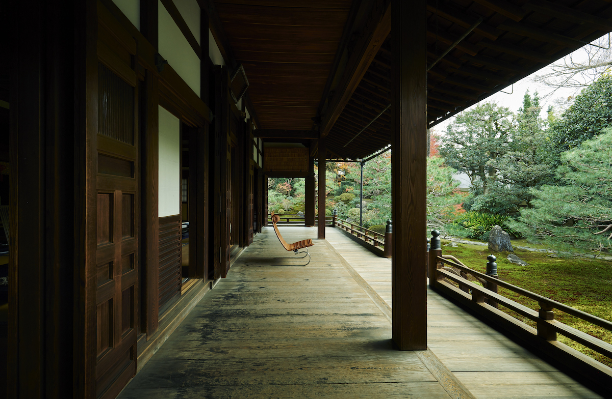 ポール・ケアホルムの家具が和の空間と調和。京都の両足院で展覧会を開催