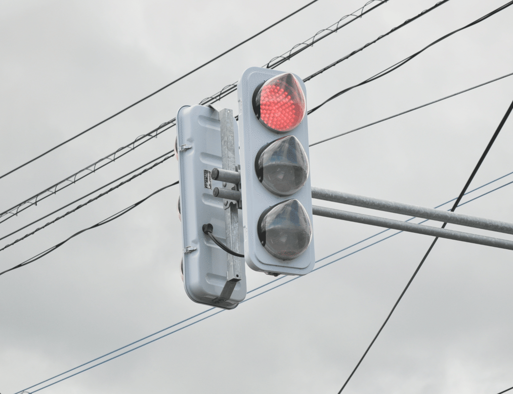 なぜ北海道や東北では「縦型信号」普及してる？ 横型が一般的ではない？ 地域差ある信号機事情とはくるまのニュース