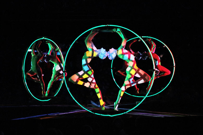 H.I.S. クレイジーホース・ショー お客様だけの専用車往復送迎付き by