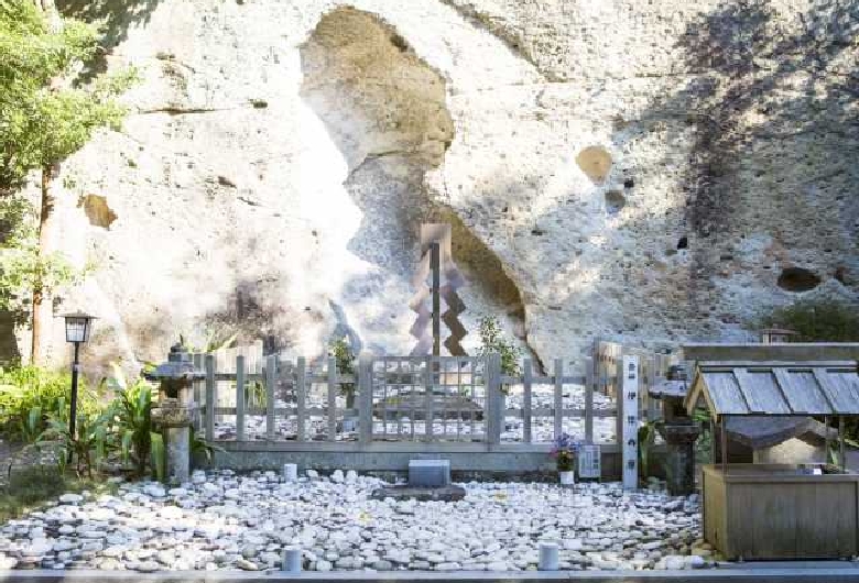 ご神体の巨岩が一部崩落 世界遺産、三重・花窟神社 - 産経ニュース