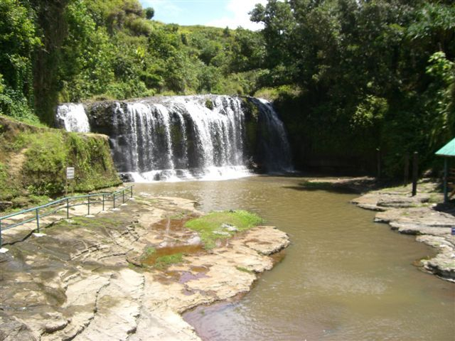 グアムのレンタカーで行けるとこ ３ −タロフォフォ滝公園 –
