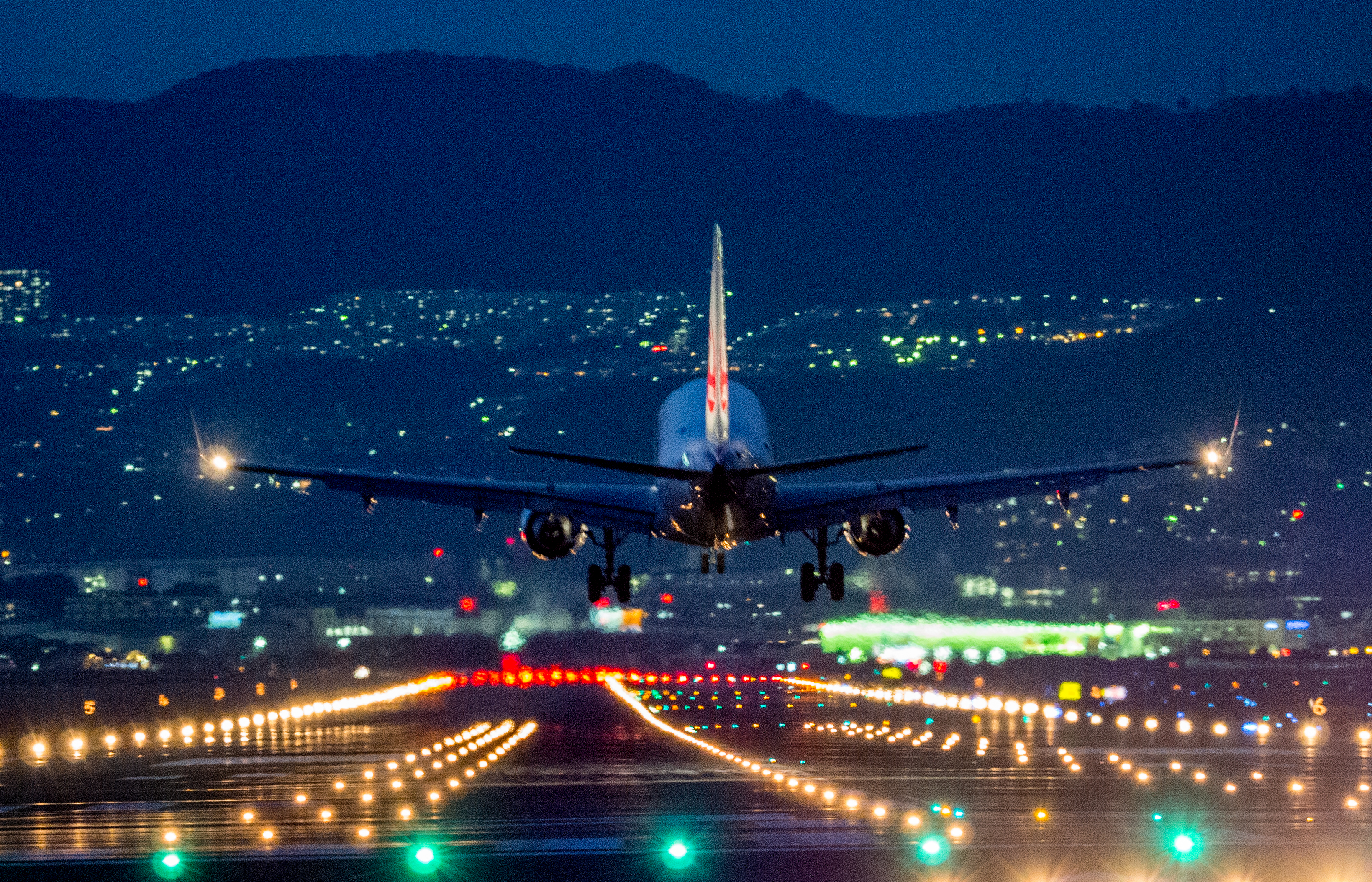 千里川土手の飛行機夜景 夜になると極端に撮影難しくなります。 真後ろからのフレアってどないして消すんかわからん💦 なので斜めに逃げました。笑夢中で撮影できるココ最高ですね！ お声掛けしてくださった皆さんありがとうです😊とても楽しかったです👍