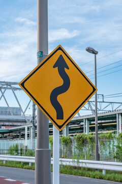 右 左 つづら折りあり - 道路標識wiki