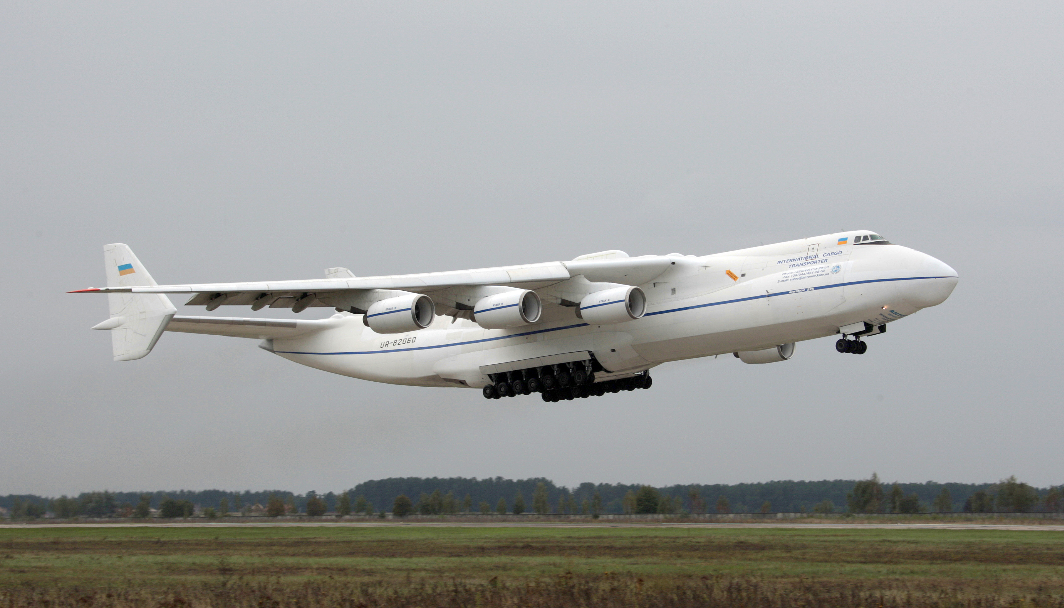 セントレアにアントノフのA124がきた✈️久しぶりにアントノフ航空のAn124がきました✨ さすが、世界最大級の貨物機 ！大きさと存在感に圧倒されますね☺️ 今回はあっという間の駐機でしたね ！