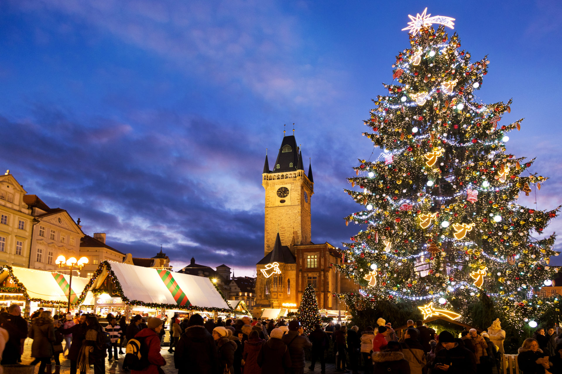 クリスマススマーケットでキラキラのプラハへ ３ プラハ城と宝石箱のような旧市街広場へ』プラハ チェコ