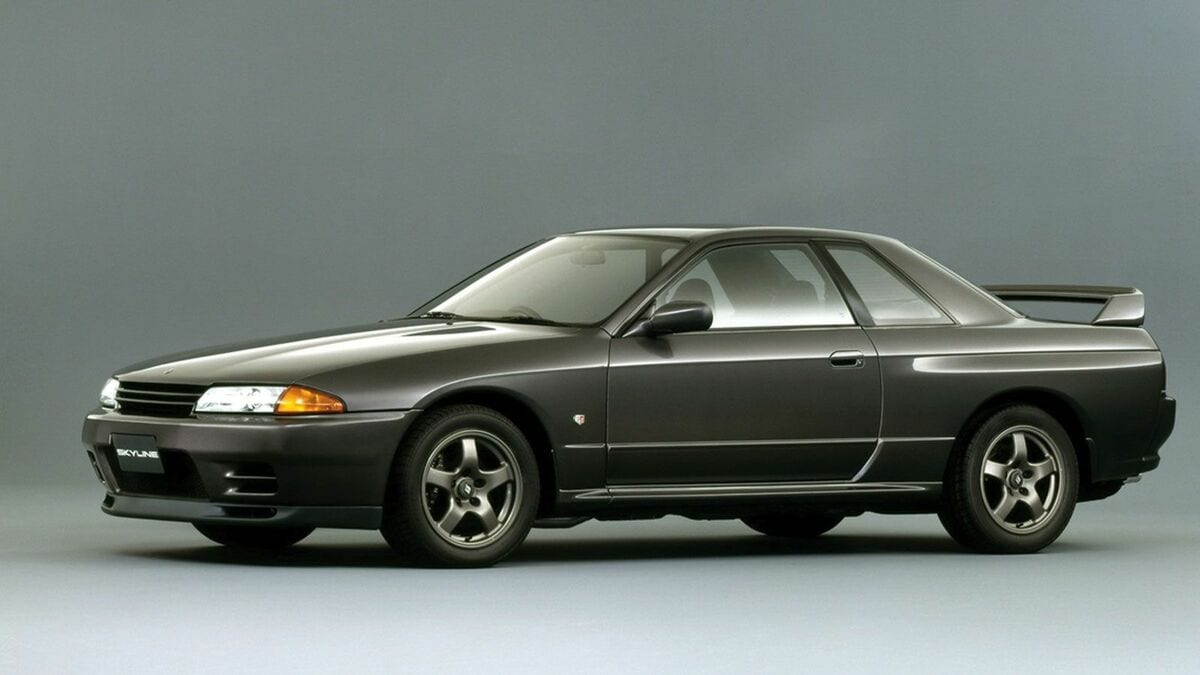 光岡「“旧車風”5人乗りスポーツカー」に大注目！ 「名車・ケンメリ風」丸目4灯レトロ顔に“年配層”も大興奮!?6速MT×「VTECターボ」搭載のカスタムカー「M55」イベント初登場 くるまのニュース自動車情報・ニュース