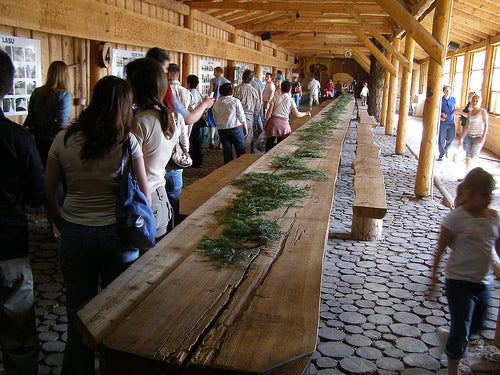 ポーランド北部のポモージェ地方シンバルクの「逆さの家」新婚旅行・ハネムーンのオーダーメイド旅行専門 グラージュ 名古屋