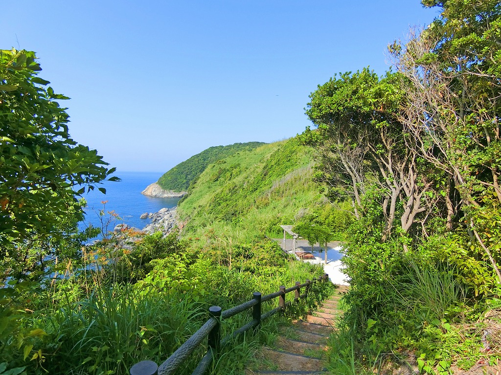 沼島のシンボル 上立神岩 高さ30ｍを誇る巨石と神秘的な景観に感動 淡路島観光みくるの森