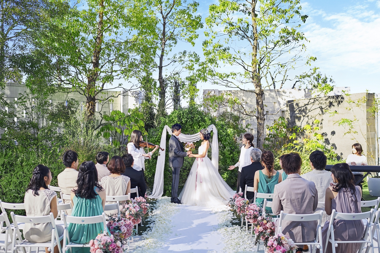 サスペンダースタイルも海外ウエディングの主流。ガーデンウエディングなど、カジュアルな結婚式にもってこいです♡: