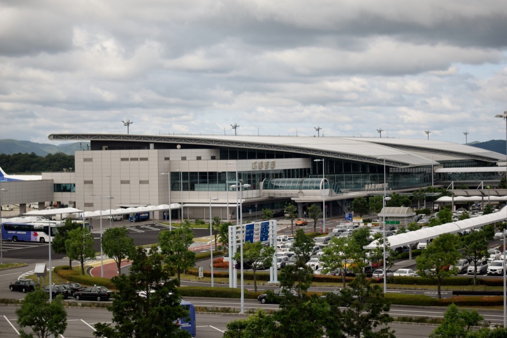 広島空港が民営化 新型コロナで3カ月遅れ、出発初便はJALディズニー塗装機