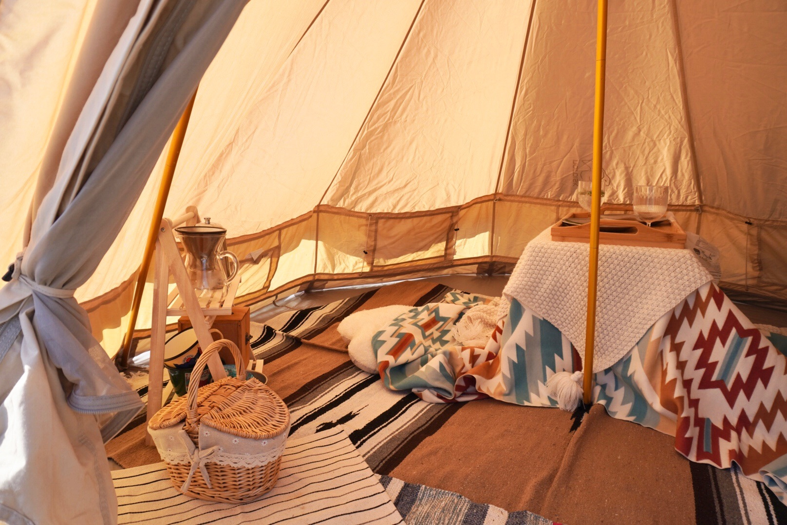 テント内にコタツやIH調理器が出現！工夫して快適を愉しむキャンピングカーで愉しむ！車中泊キャンプと旅紀行