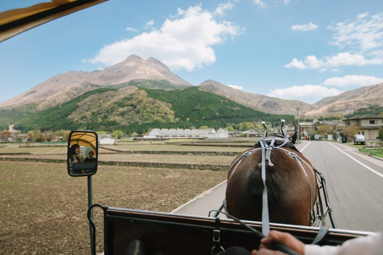 ゆふいん巡り。辻馬車に揺られ、心ほぐれる旅時間 – YUFUINFO湯布院・庄内・挾間公式旅ガイド