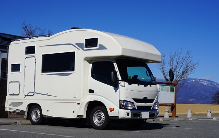 小さく暮らす知恵がつまったトレーラーハウス。奄美大島の HOLLY CAMP