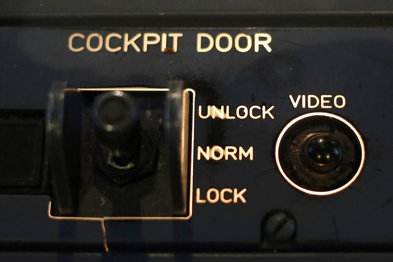 昔はコクピット見学できたんですよ．B747-400のコクピットJA8094's 航空機 Diary