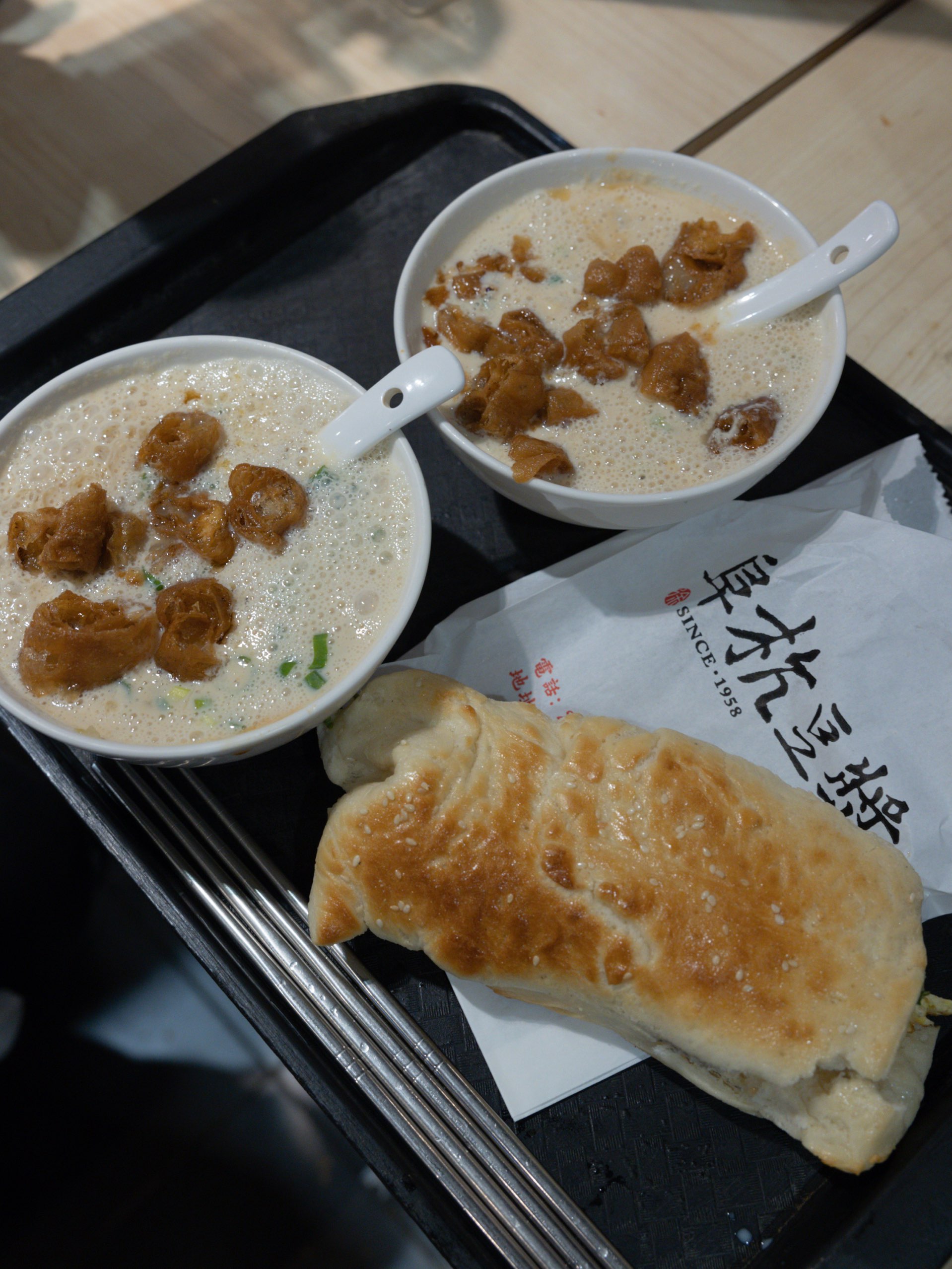 台湾グルメ🇹🇼🥣阜杭豆漿 フーハンドゥジャン 📍台湾台北市忠孝東路一段108号阜杭豆漿 台北で行列が出来る朝ごはんと言えば超有名店の『阜杭豆漿』さん💕場所は台北駅のお隣、善導寺駅からすぐ近く、華山市場の2階にあります🏢ホテルから歩いて行ける距離だった