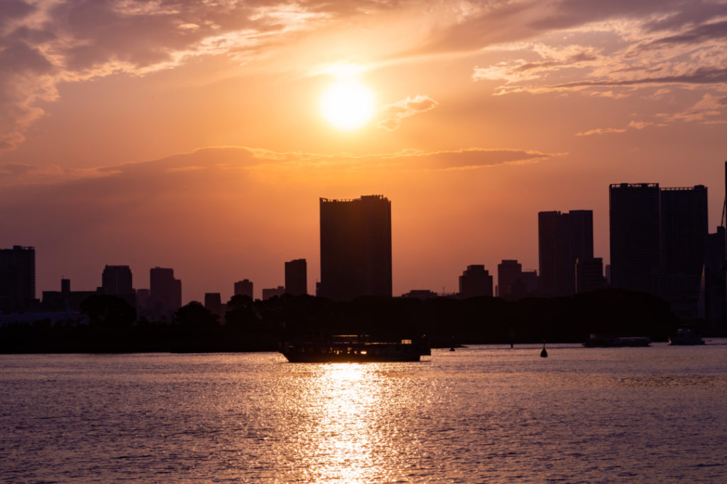 お台場の夕暮れ東京都東京お台場江東区テレコムセンター展望台マジックアワーベイエリア夕日レインボーブリッジ東京タワー空都市風景風景