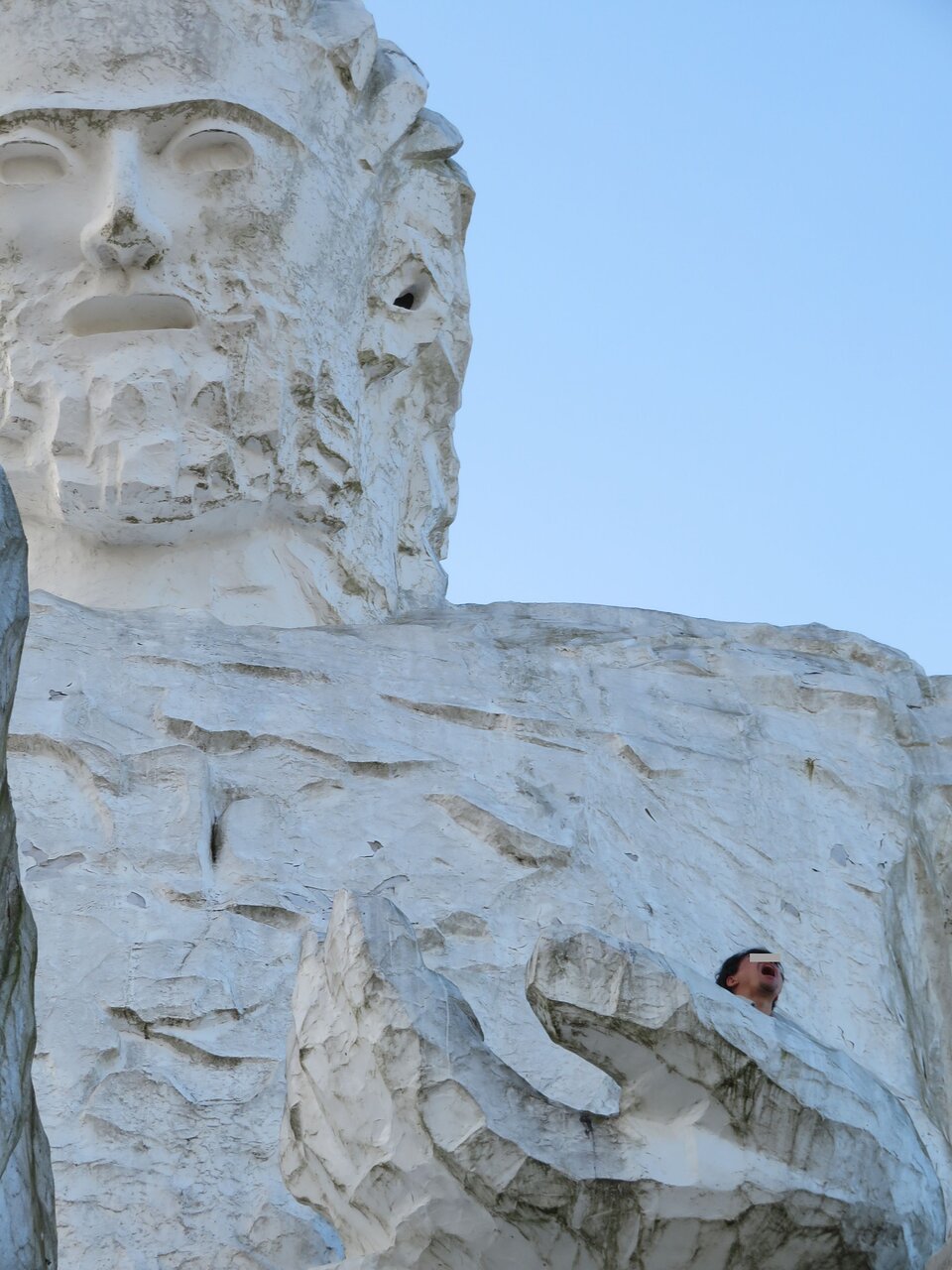 自身にTシャツに、茨城の伝説の巨人「ダイダラボウ」のイラストを採り入れている佐久間一行 右 。 -