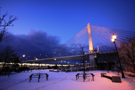 青森ベイブリッジと八甲田丸の夜景 01010013673 の写真・イラスト素材アマナイメージズ