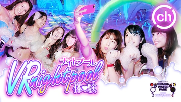 縦長動画。青い反射と暖かい内装の照明に囲まれ、夜に水の上に頭を持って屋内プールに浮かぶ女性は、低い角度から撮影し、リラックスとマインドフルネス」の動画素材 ロイヤリティフリー 3778825353Shutterstock