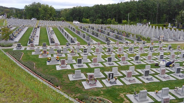 訪日客が９割占める観光名所の霊園、バス停を「頭大仏前」にしたら大好評 海外ＳＮＳでブッダの丘と紹介 : 読売新聞