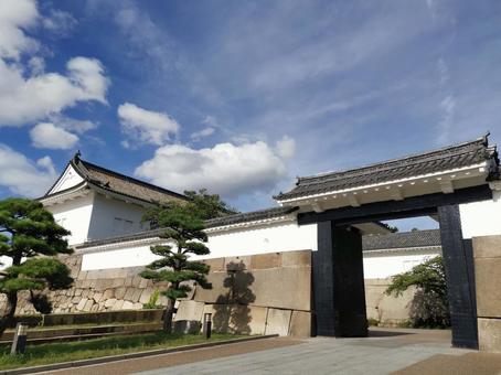 ビル街に現れる「江戸の風景」 東京都内に約70棟ある「長屋門」を巡る - ECナビ