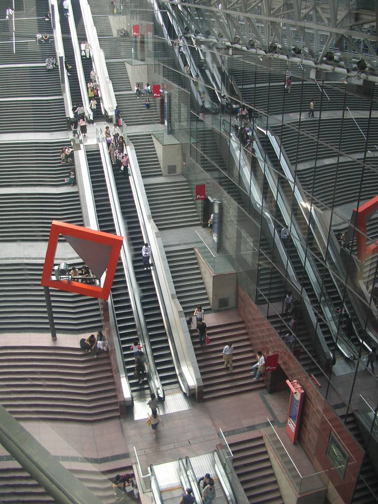 京都駅ビル ぐるり探訪 -技術＆美術の集積- 再認識 ☆大階段＝端午の節句デザインに』京都駅周辺