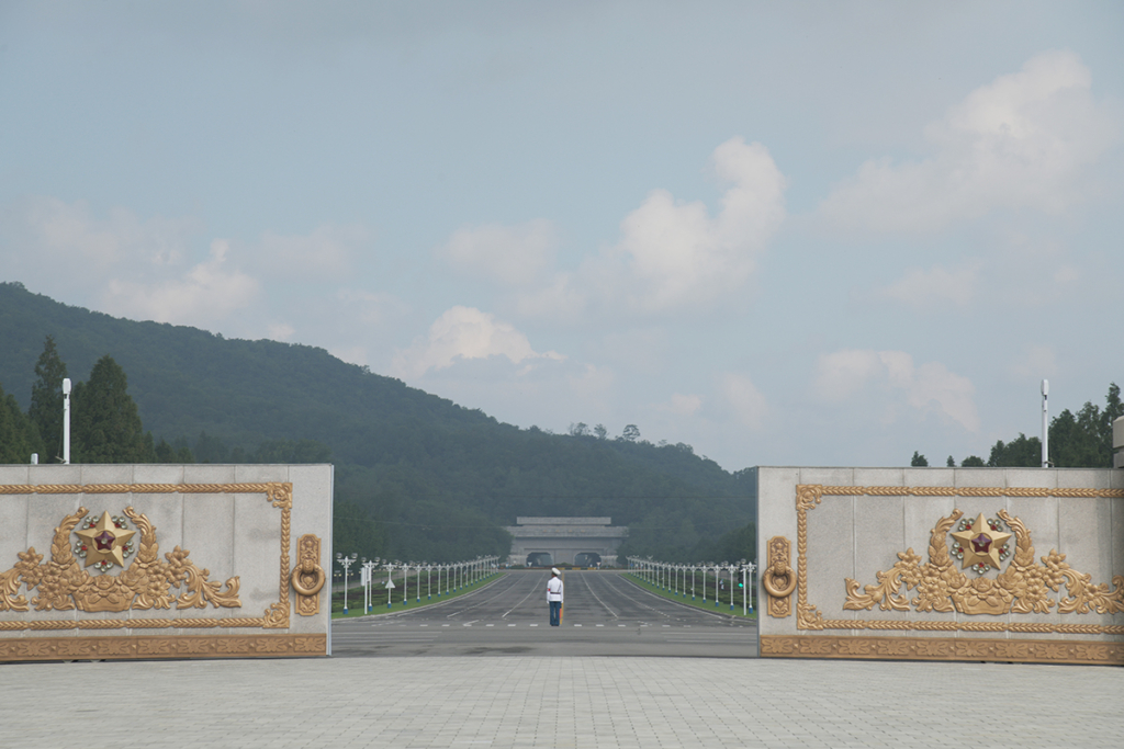 北 韓国人兵士たちに 錦繍 太陽の宮殿 -