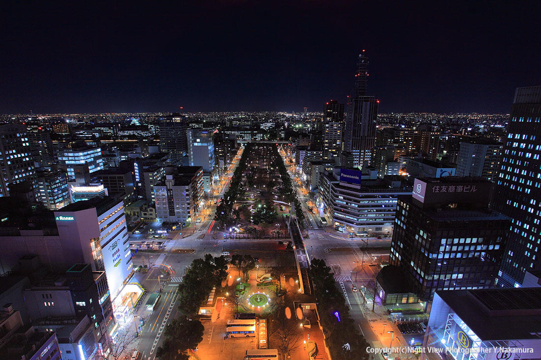 高層ビルの上から名古屋の夜景を見下ろす🌃 無数の灯りがまるで星河のように街に散りばめられ、そよ風が頬を撫でるたび、心までも輝くように感じる。この静かな街の光と影の中で、自分だけの温かさと癒しを感じる✨名古屋夜景街の光影心の癒し夜のロマン静かな