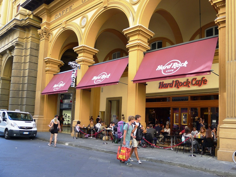 夜のライトアップが幻想的！共和国広場の歴史Pokke「ポッケ」