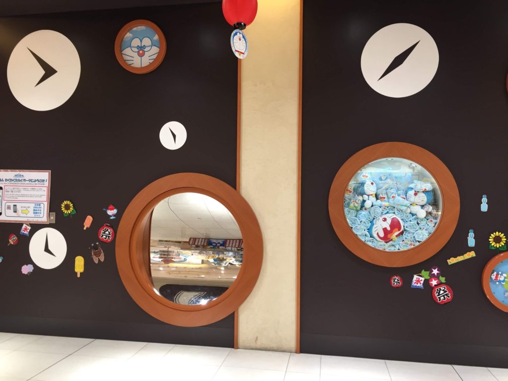 美品 どこでもドラえもん『新千歳空港限定』ボールチェーン付きぬいぐるみの通販 by ブースカ's