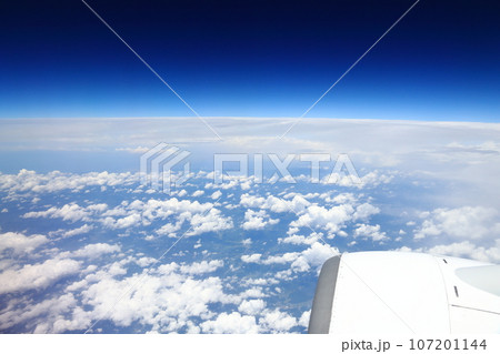 青空のキャンバスに一直線の白いライン、クッキリ飛行機雲出現ウェザーニュース