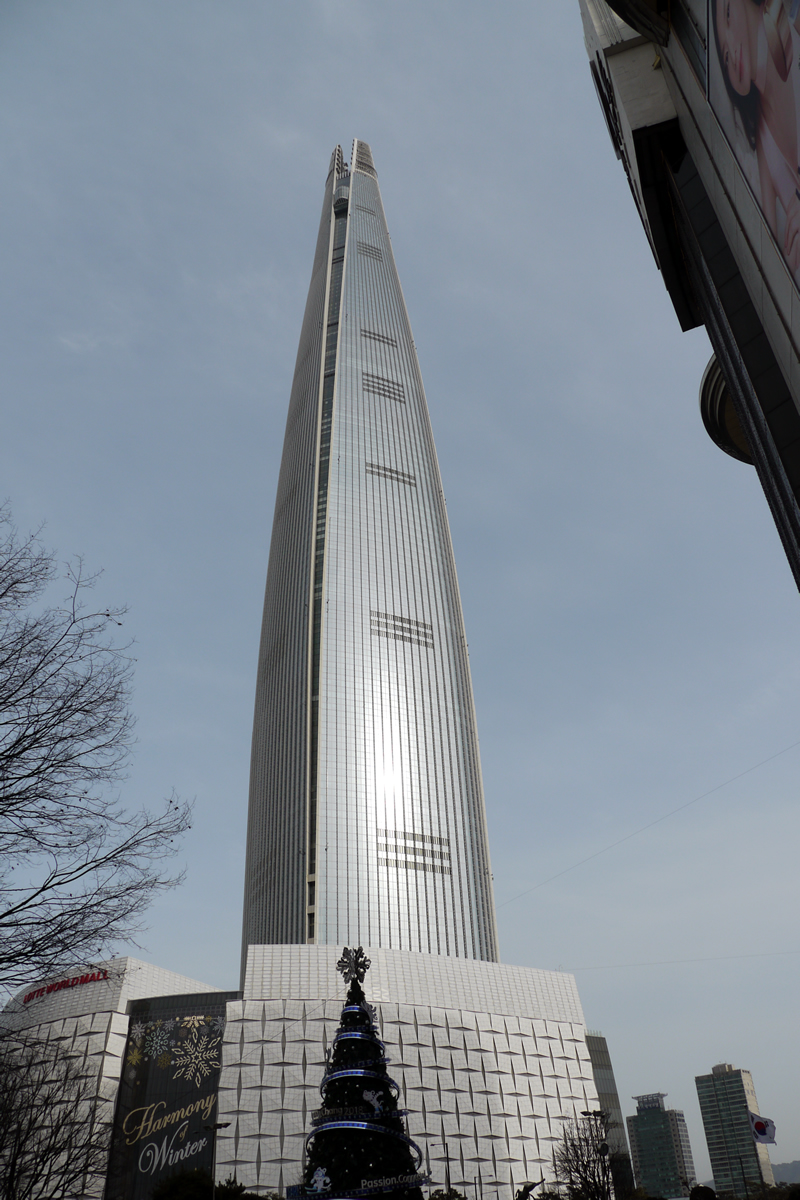 ロッテワールドタワー外壁の超大型太極旗、結局は撤去Joongang Ilbo中央日報