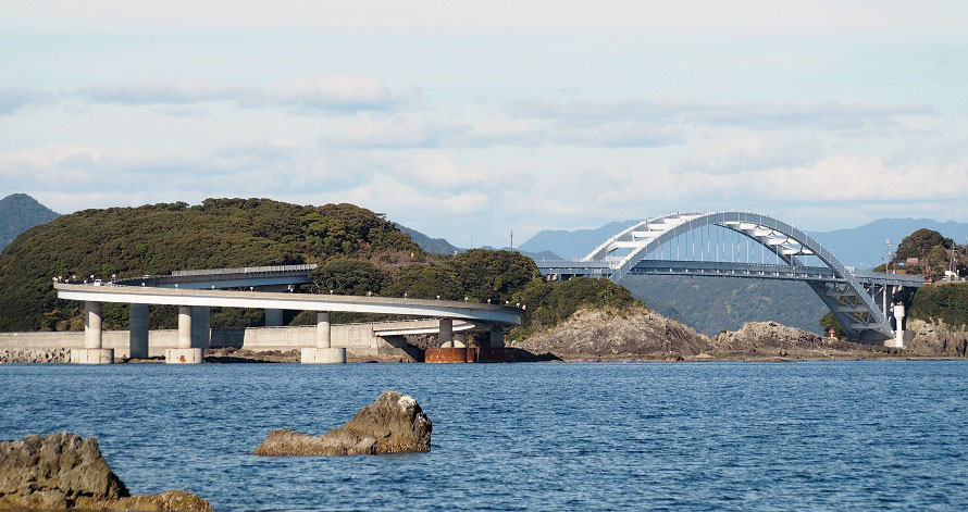 南紀ポイント 串本大橋下の地磯 名ポイントばかりの串本で負けじと劣らぬ好釣り場！ - YouTube