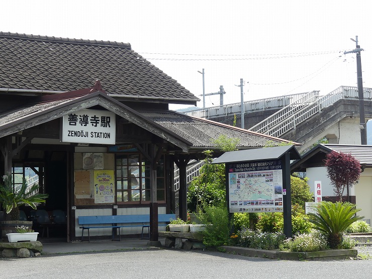 皆さまこんばんは😀 本日は、「久留米まち旅博覧会」JR九州の体験プログラムについてのお知らせです❗️夏の思い出作りに、保線のお仕事体験、駅員体験のご参加はいかがでしょうか⁉️ 現在、参加者をどしどし募集中です❣️先着順ですのでお早めにご応募ください😊 ①