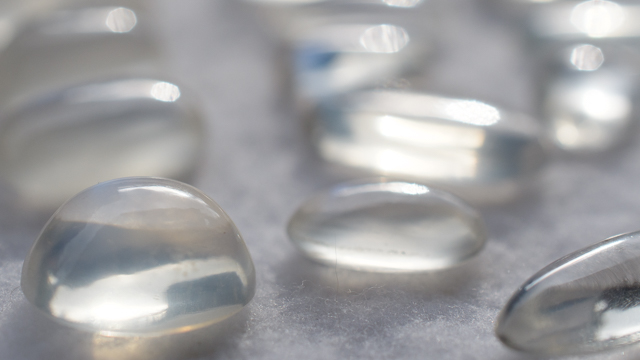 観光客をムーンストーンの遺跡でアヌラダプラ スリランカ - アヌラーダプラのストックフォトや画像を多数ご用意 -