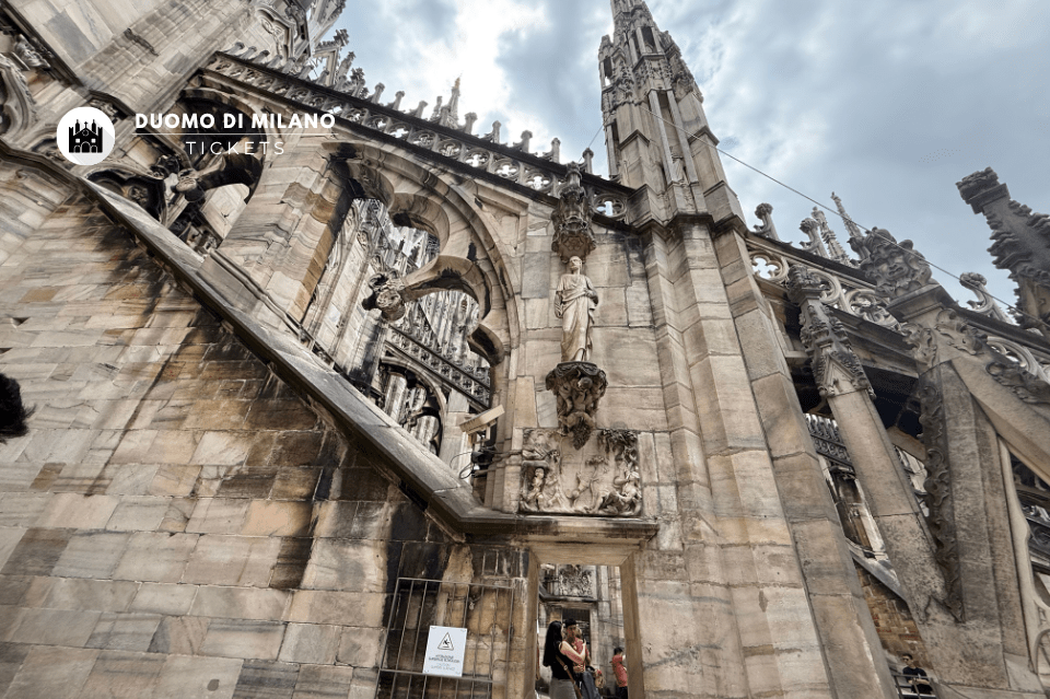 ミラノ ドゥオーモ大聖堂の屋上 & 乗り降り自由のバスチケット
