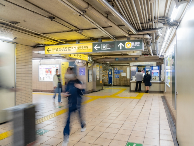 浅草駅から浅草寺・雷門へのアクセス完全ガイド！4つの浅草駅からの行き方を動画で解説 - まっぷるウェブ