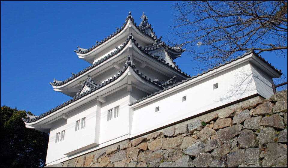 お城公園の石柱が立つ津城跡公園風景の写真素材FYI07815200ストックフォトの Qlean Market キュリンマーケット