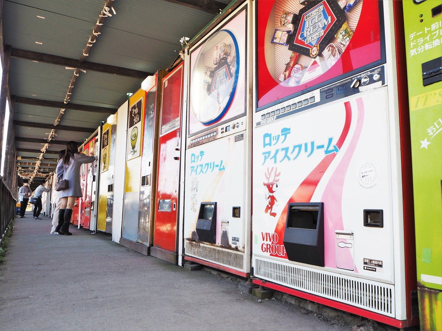 昭和のドライブイン＆レトロ自販機 100台以上が並ぶ“レトロ自販機の聖地” 中古タイヤ市場 相模原店神奈川県たびよみ