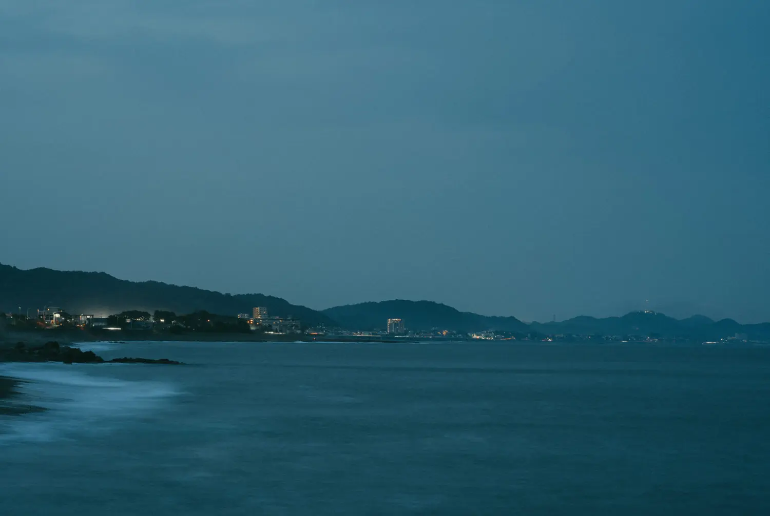 海へと続くトンネル～ 最近話題となっている小田原の映えスポット✨ 高波から町を守る防潮扉として昔からありましたが、確かにステキですね🏝 トンネルから町へ戻ると、小田原城🏯ドラマのワンシーンの様ですね📺