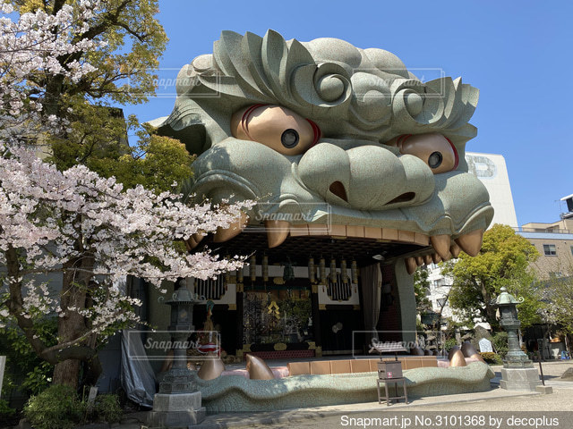 難波八坂神社 巨大獅子頭が境内を睨む 目立ってナンボの大阪文化- ものづくりとことだまの国